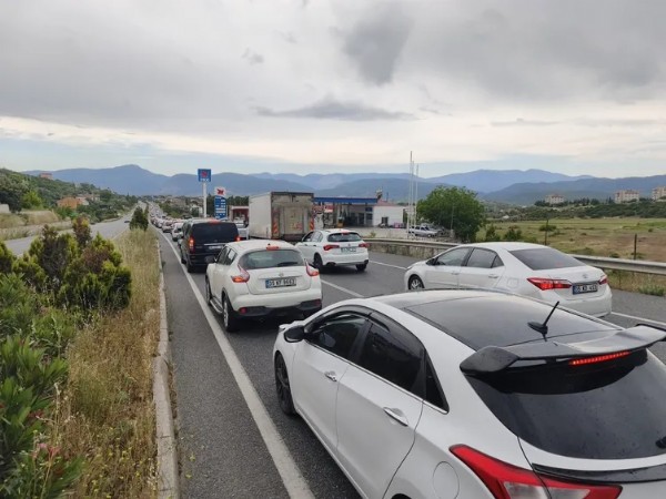 Tatil Dönüşü Trafik Kilit! 22 Kilometrelik Araç Kuyruğu Oluştu